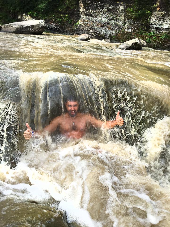 Виталий Козловский искупался в водопаде