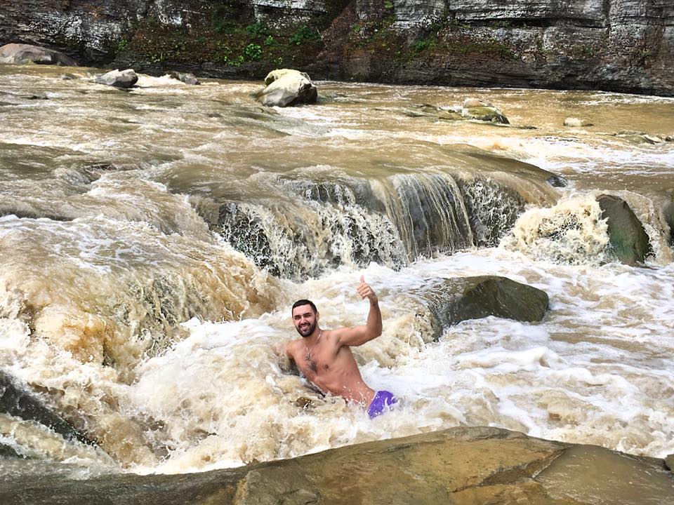 Виталий Козловский искупался в водопаде