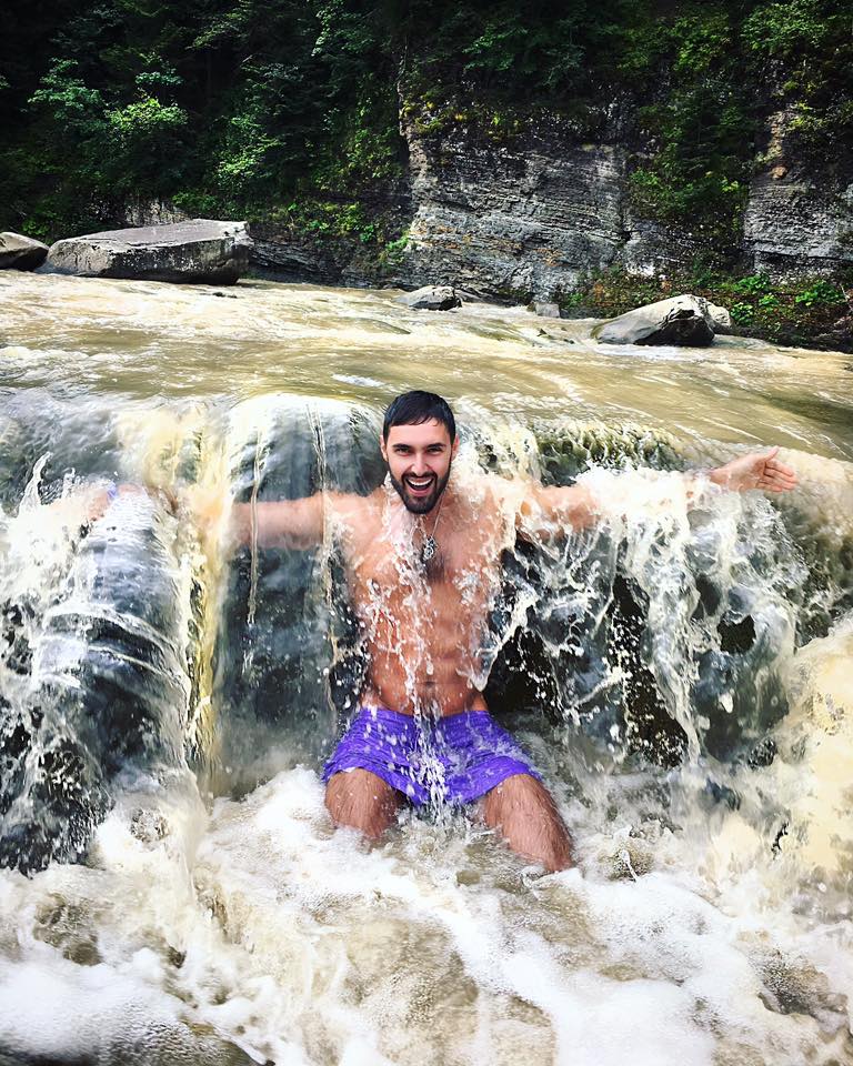Виталий Козловский искупался в водопаде