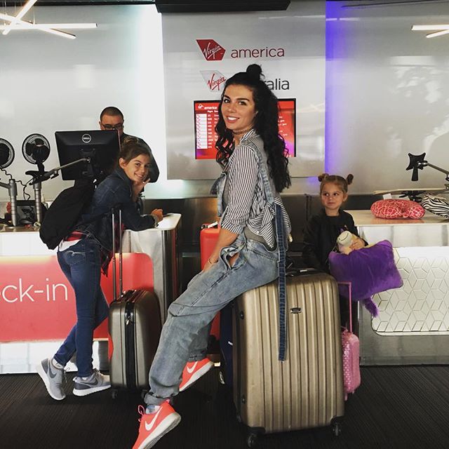 Вся в любви: Анна Седокова поделилась совместными снимками с любимым