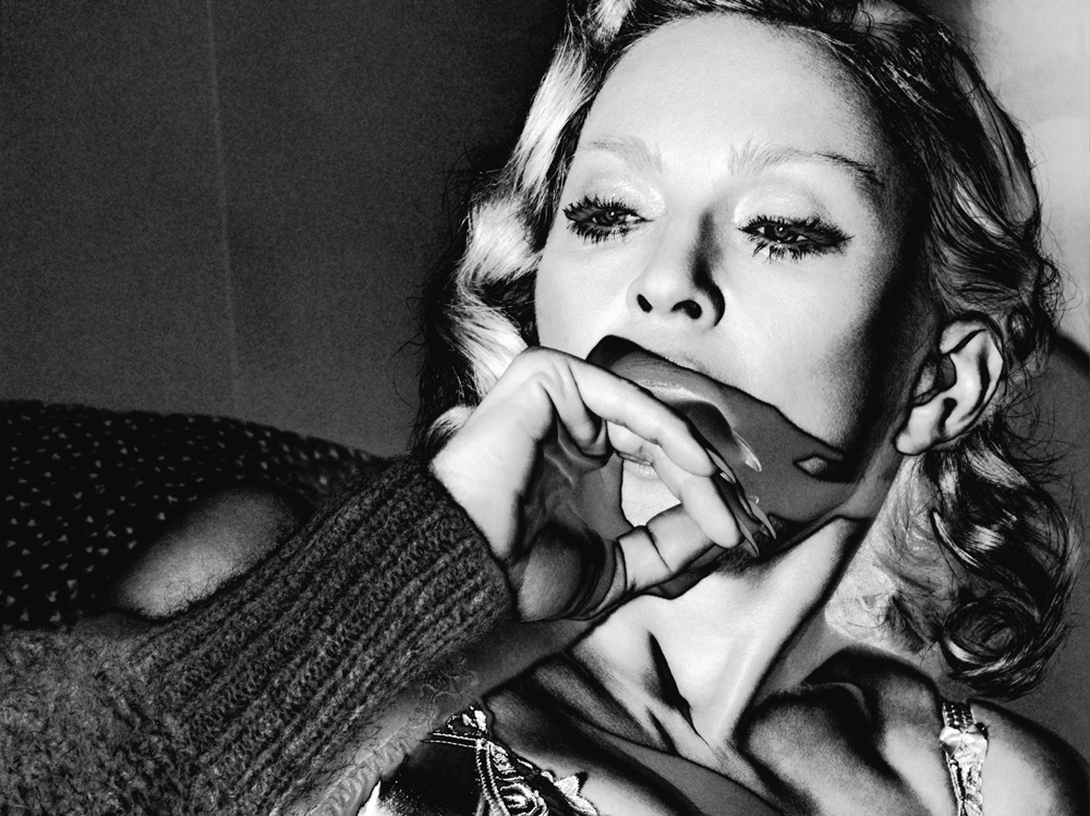 Мадонна шокировала обнаженной грудью