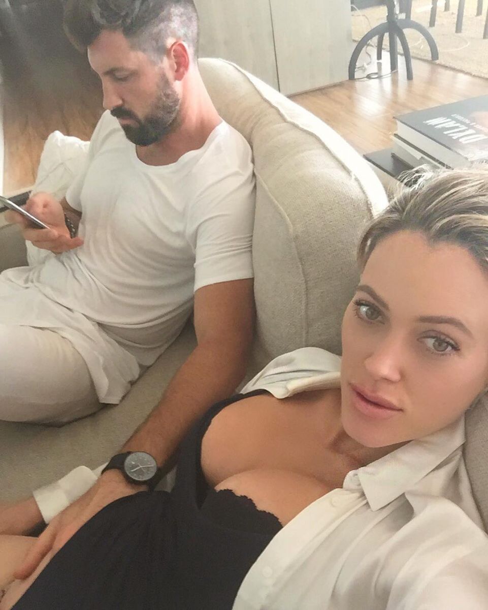 Беременная жена Максима Чмерковского демонстрирует внушительных размеров животик 