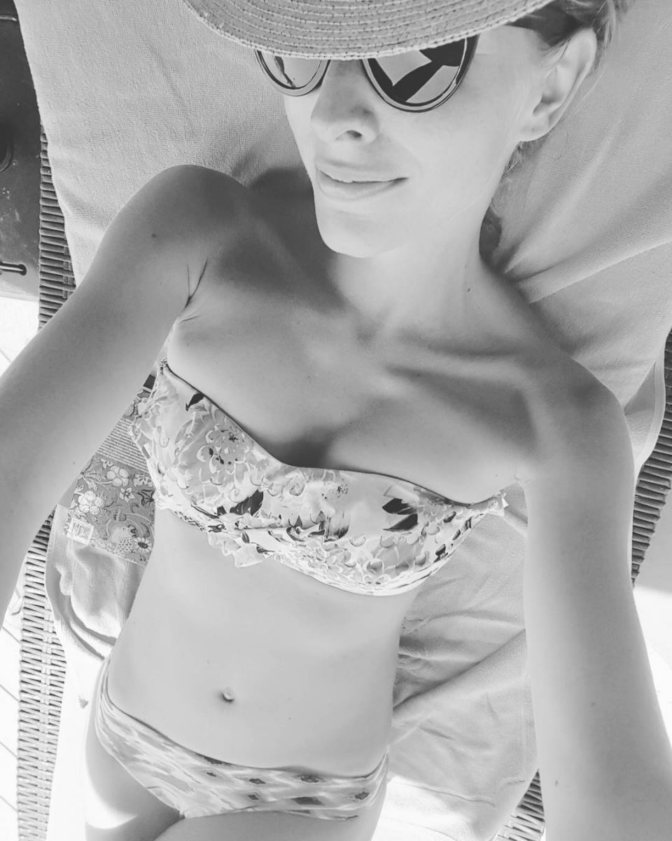 Катя Осадчая показала стройную фигуру на отдыхе в Испании 