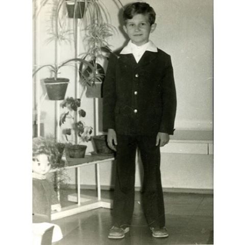 Звезды показали свои раритетные снимки с первого сентября 