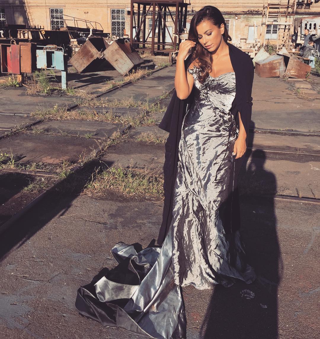 Поклонники раскритиковали наряд Ани Лорак для ее нового клипа