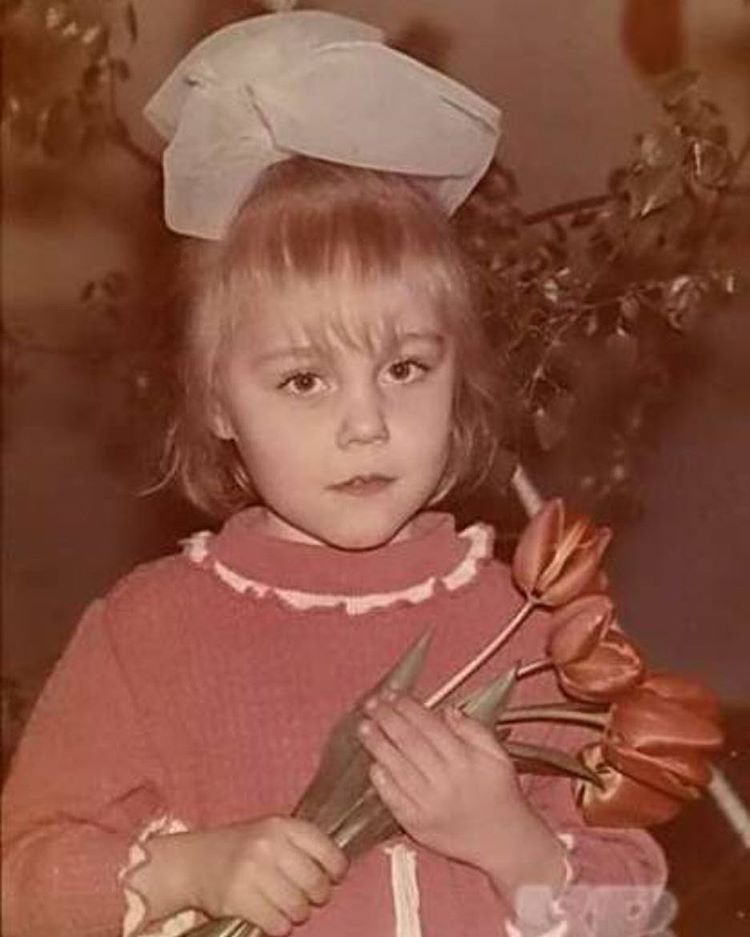 Звезды показали свои раритетные снимки с первого сентября 