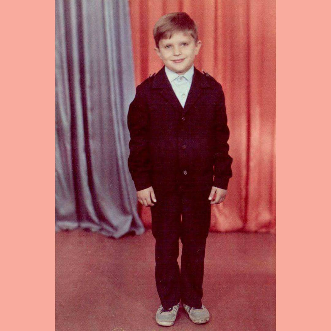 Звезды показали свои раритетные снимки с первого сентября 