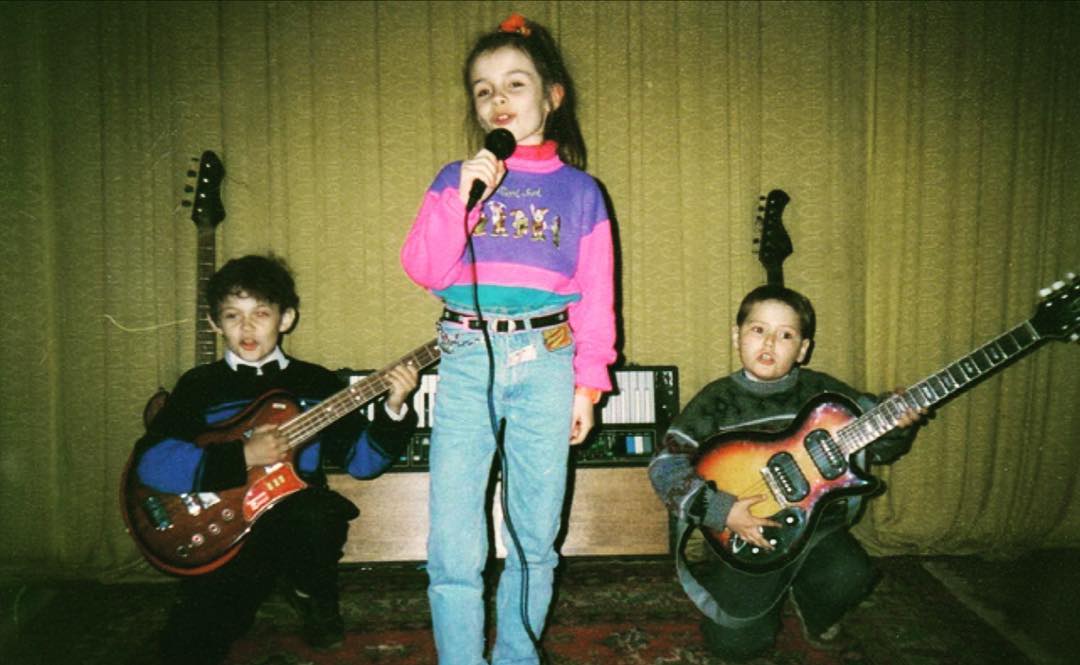 Звезды показали свои раритетные снимки с первого сентября 