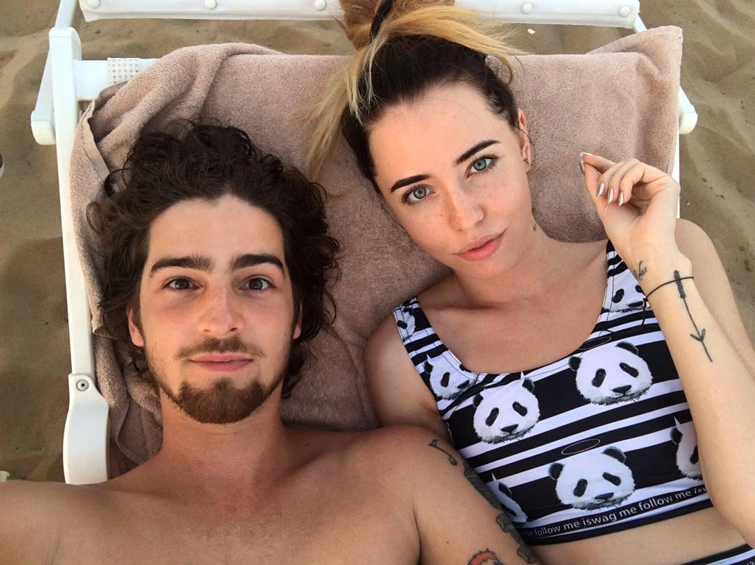 Надя Дорофеева соблазняет стройной фигурой на отдыхе с мужем