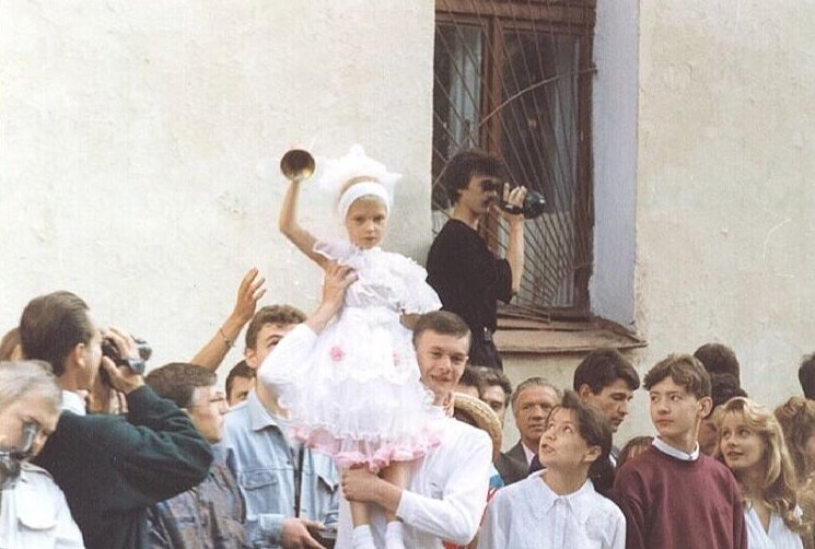 Звезды показали свои раритетные снимки с первого сентября 