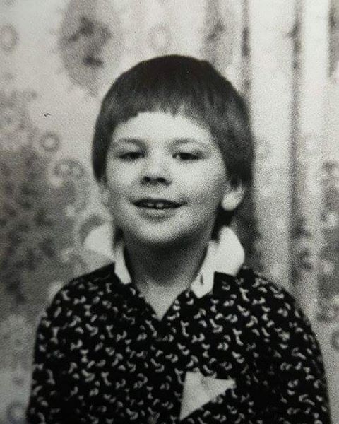 Звезды показали свои раритетные снимки с первого сентября 