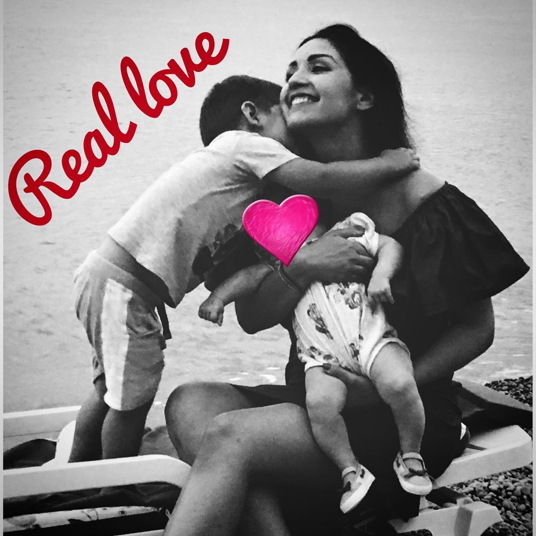 Ангелина Завальская поделилась умилительным снимком со своими маленькими детьми