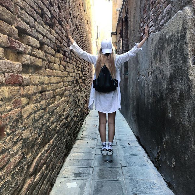 Надя Дорофеева соблазняет стройной фигурой на отдыхе с мужем