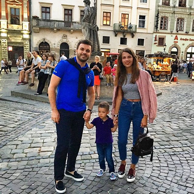 Ведущий &quot;Холостяка&quot; Григорий Решетник отправился на семейный отдых во Львов