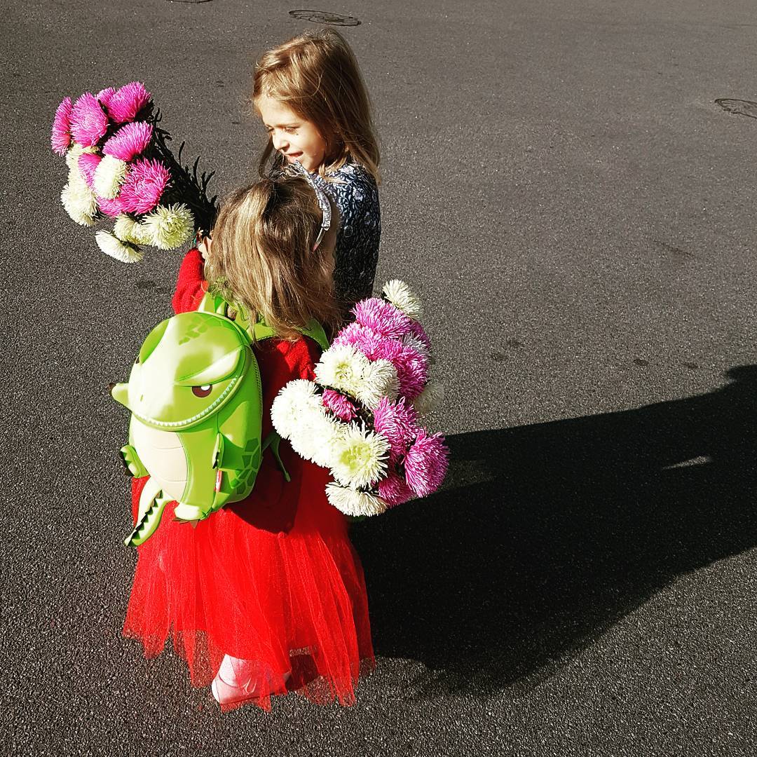 И снова в школу: как звезды отвели своих детей на первый звонок 