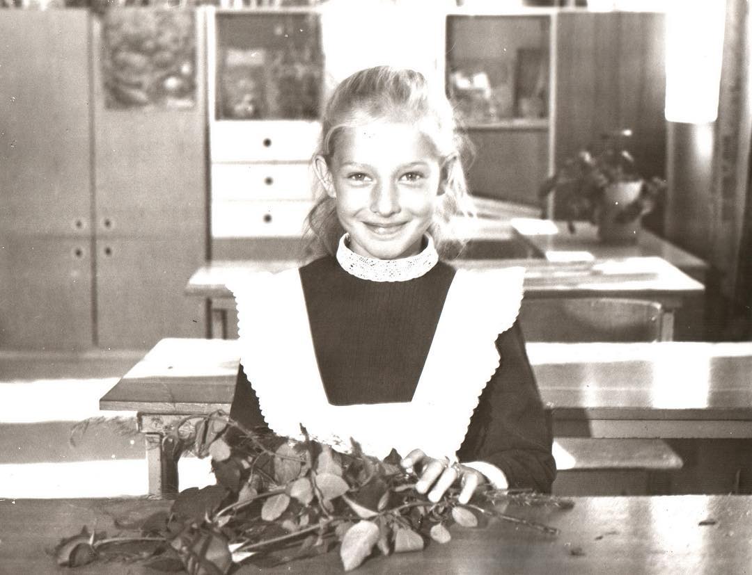 Звезды показали свои раритетные снимки с первого сентября 