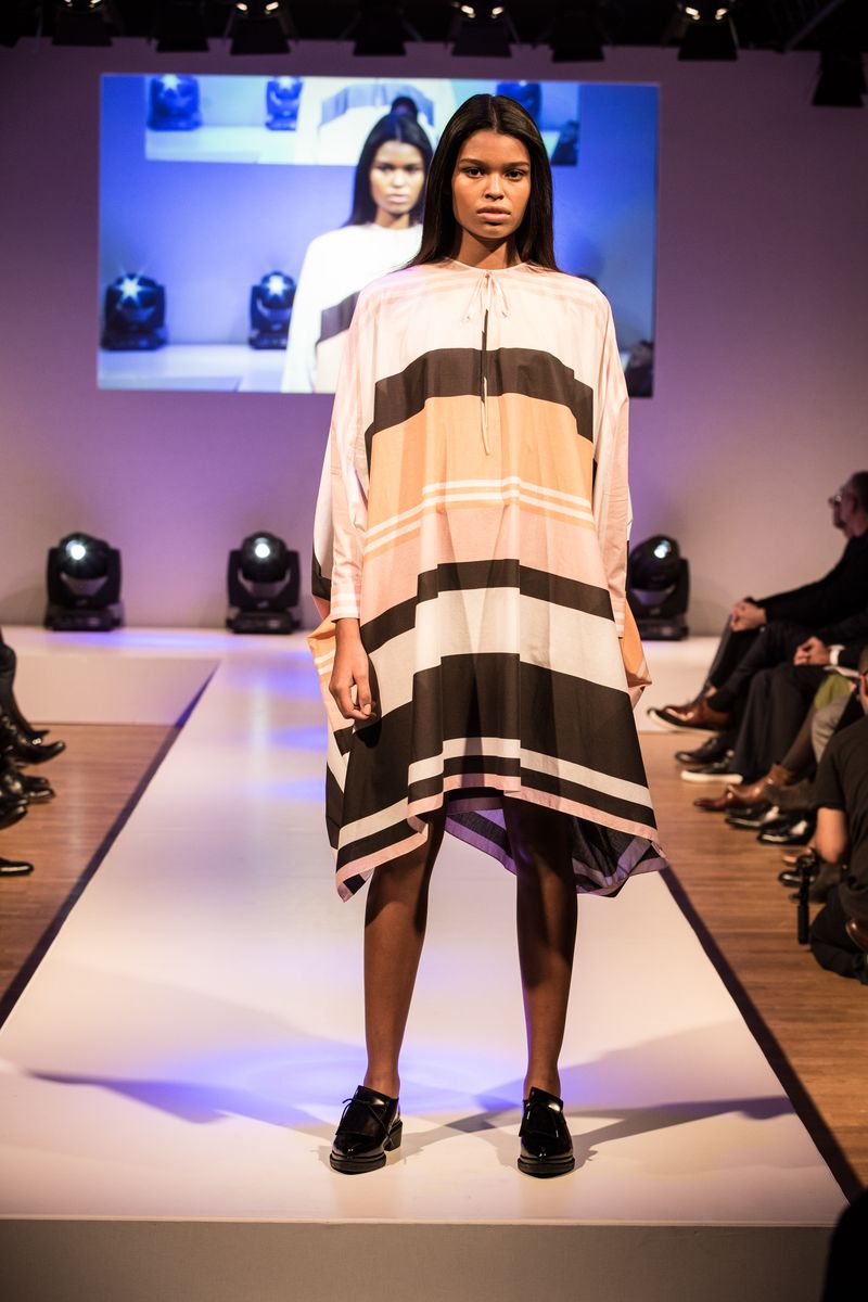 показ Джайлза Дикона