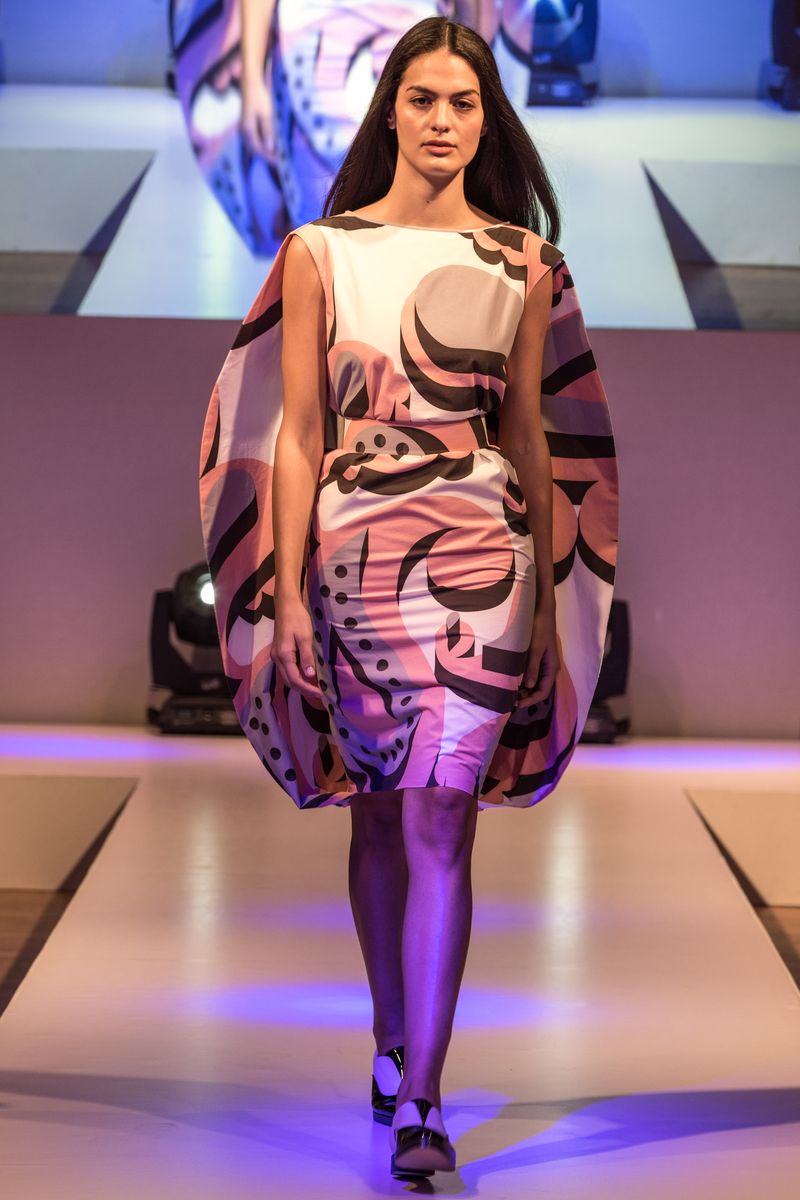 показ Джайлза Дикона