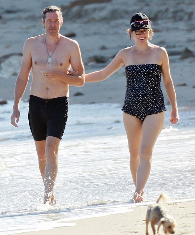 Беременная Милла Йовович демонстрирует животик 