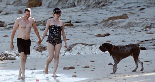 Беременная Милла Йовович демонстрирует животик 