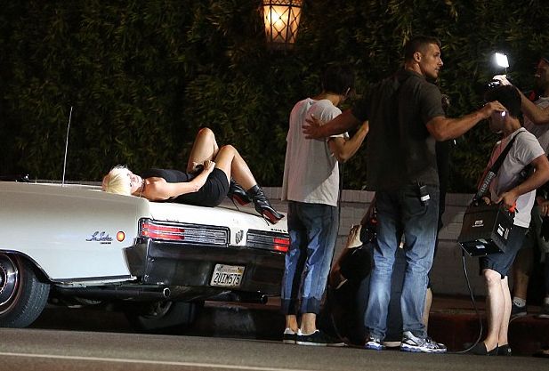 Хайди Клум соблазняет в откровенном мини