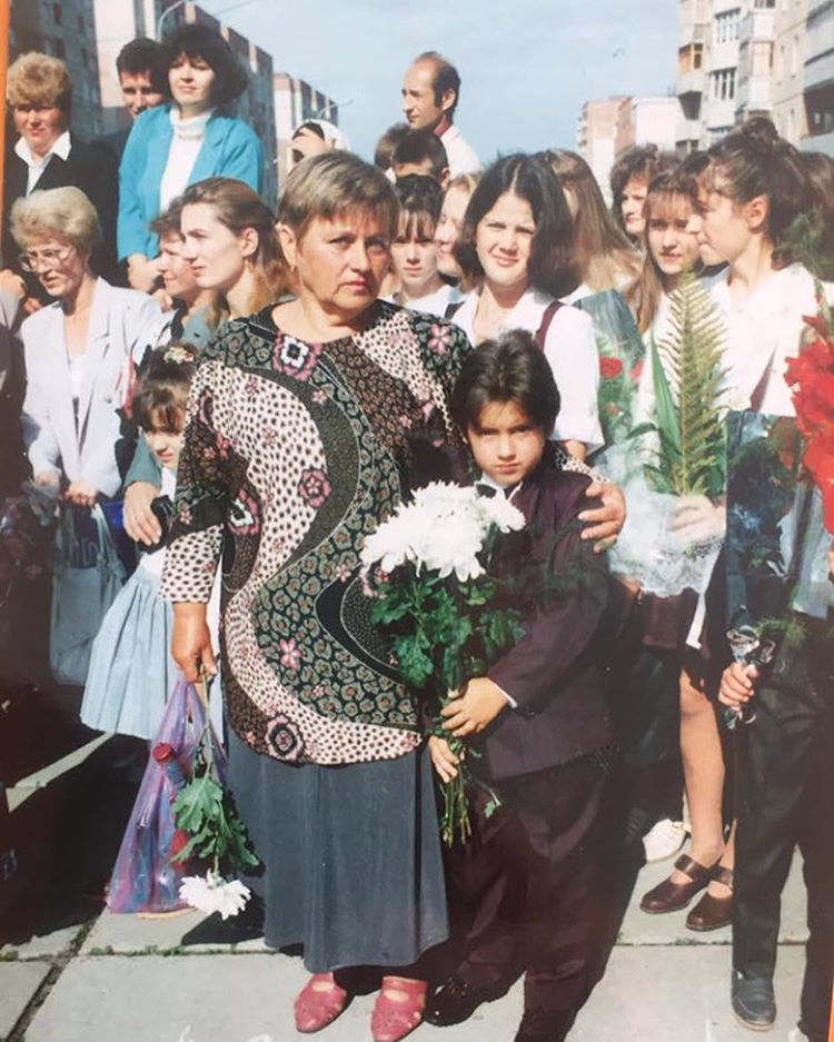 Звезды показали свои раритетные снимки с первого сентября 