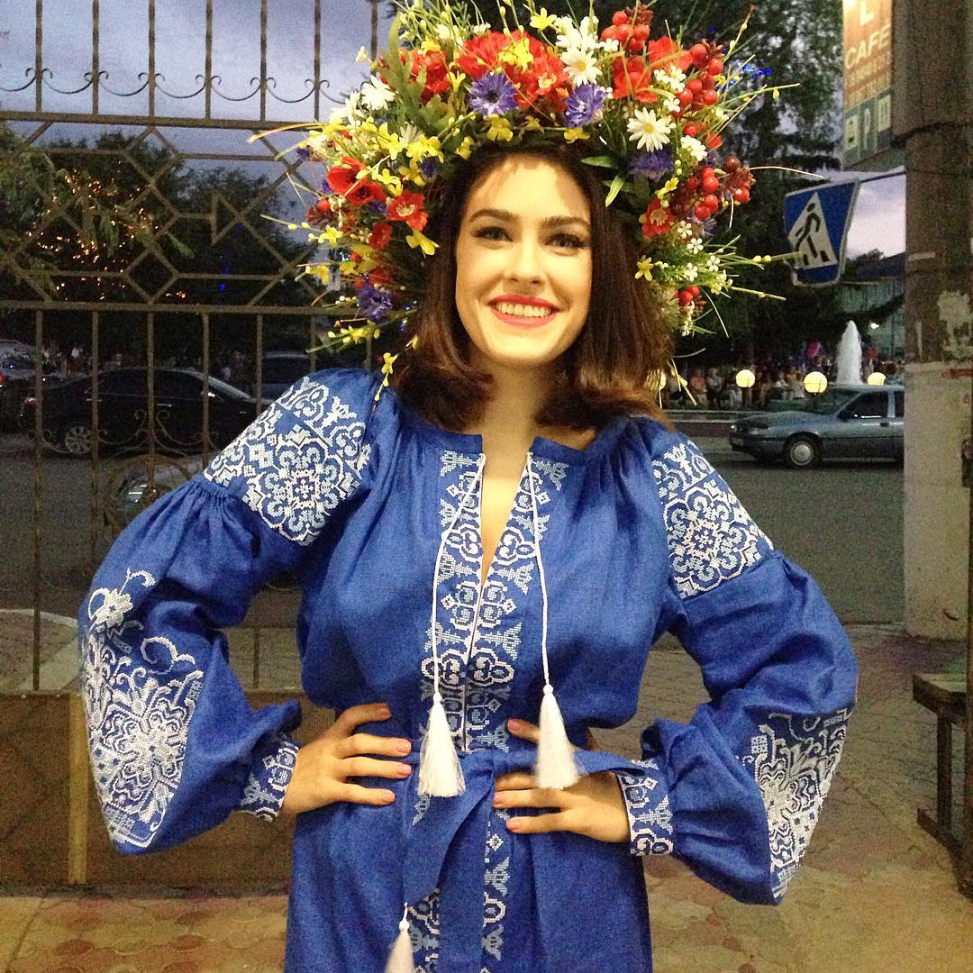 Маша Собко покорила поклонников модным образом в вышиванке 