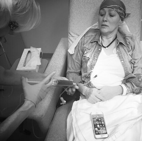 Больная раком Шэннен Доэрти поделилась снимком из больницы 