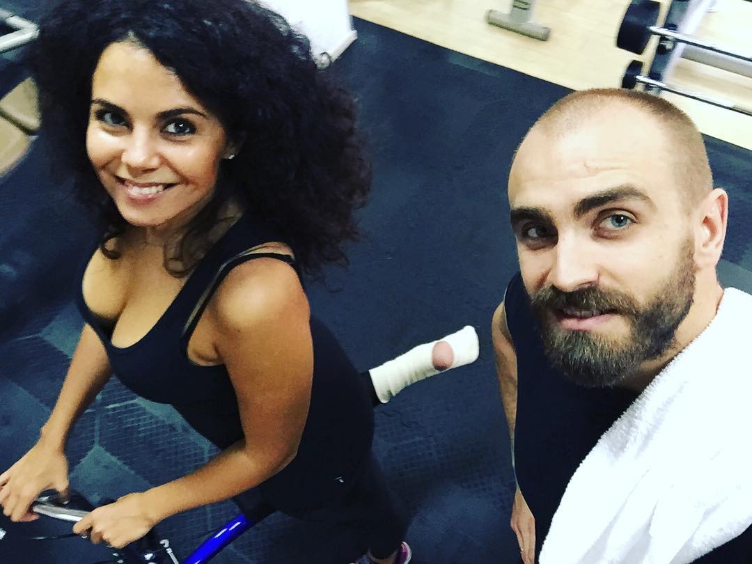 Настя Каменских с поломанной ногой усердно занимается в зале 