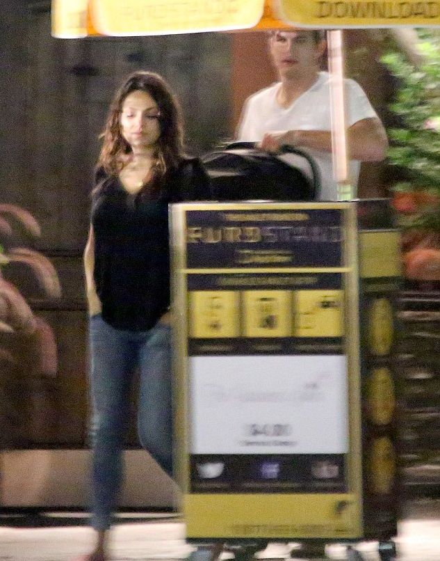 Мила Кунис впервые после родов появилась на публике