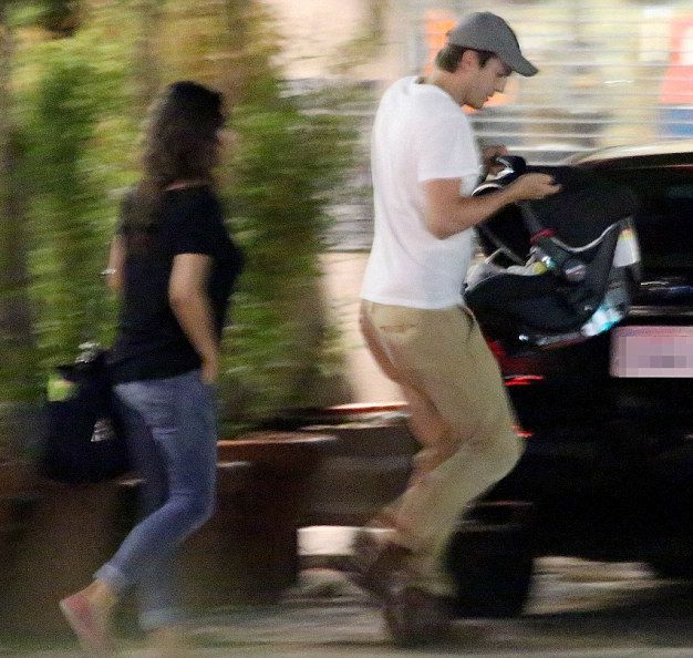 Мила Кунис впервые после родов появилась на публике