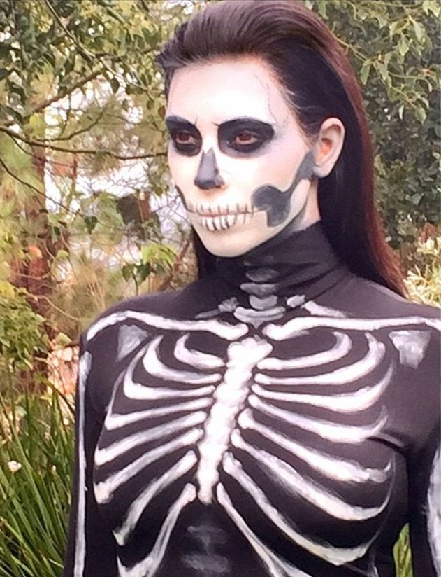 Ким Кардашьян и ее очаровательная дочь нарядились в необычные костюмы