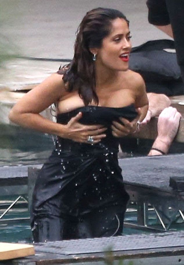 Сальма Хайек шокировала пышной грудью в откровенном платье