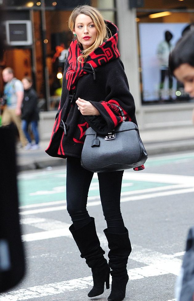 Блейк Лайвли прячет животик под стильным пальто