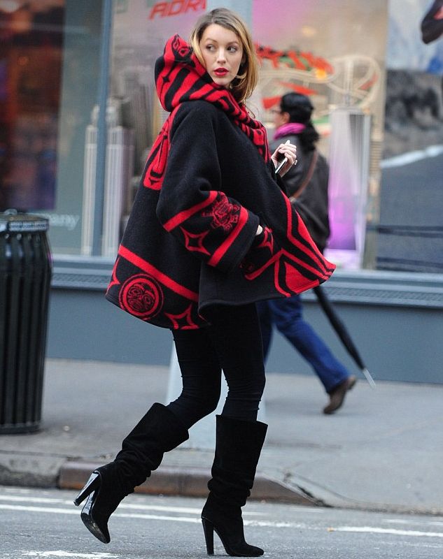 Блейк Лайвли прячет животик под стильным пальто