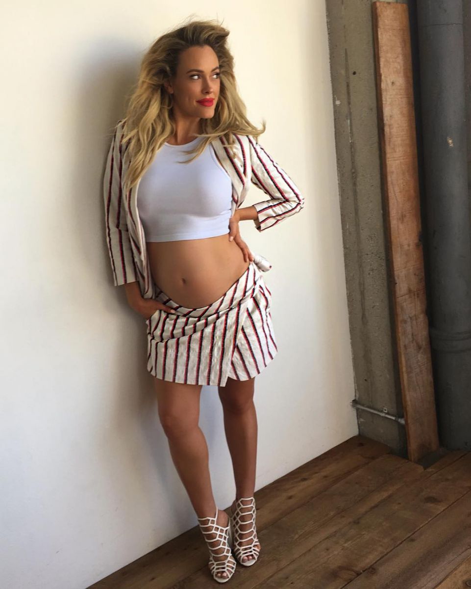 В сети появились новые снимки беременной жены Максима Чмерковского 