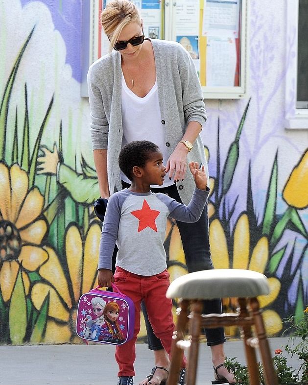 Шарлиз Терон показала подросшего сына