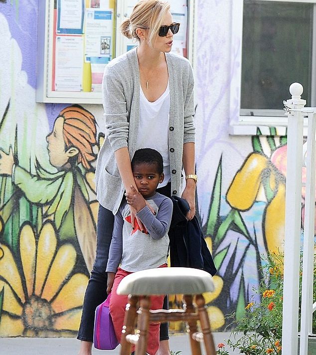 Шарлиз Терон показала подросшего сына