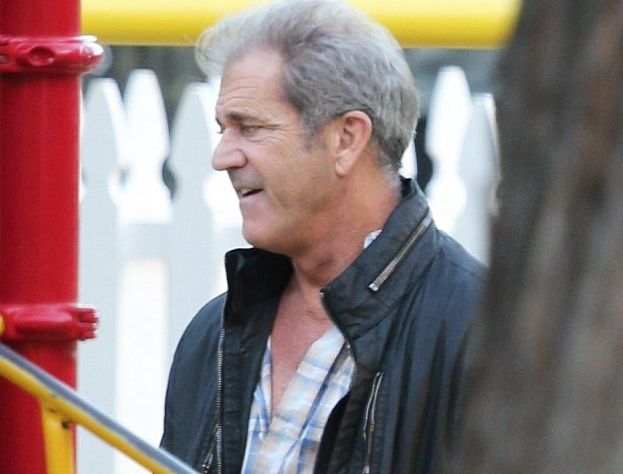 Мел Гибсон на прогулке с дочкой