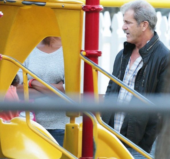 Мел Гибсон на прогулке с дочкой