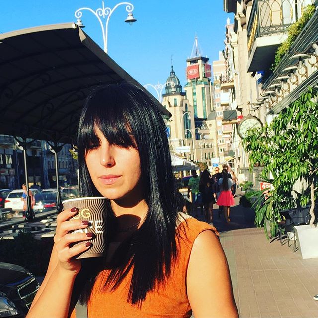 Не узнать: Джамала обрезала челку и сделала новую стрижку