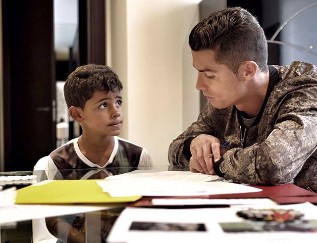 Заботливый отец: Криштиану Роналду делает уроки с сыном