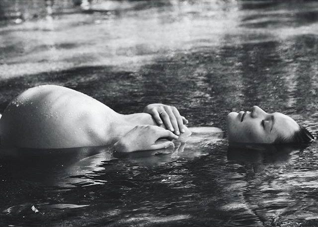 Смело: беременная Кэндис Свенйпол снялась обнаженной в воде