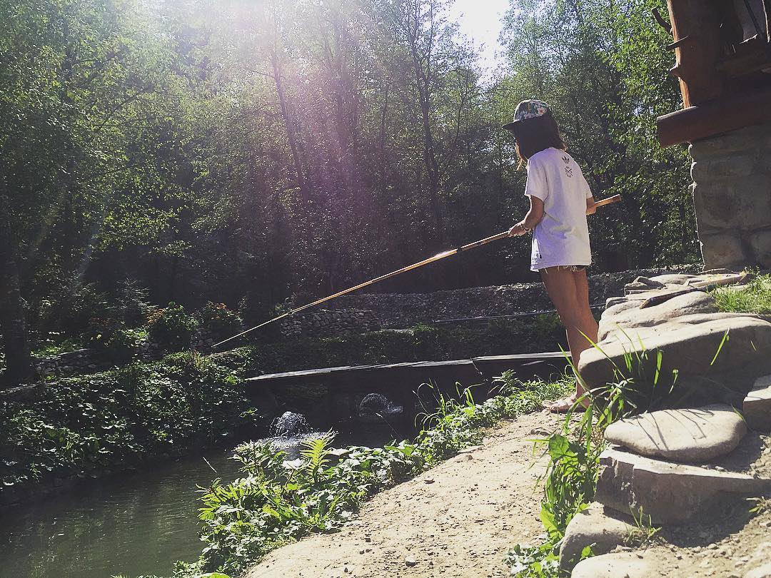 Мария Яремчук демонстрирует стройную фигуру на отдыхе в Карпатах 