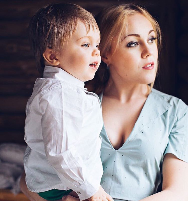 Певица Alyosha показала заметно подросшего сына