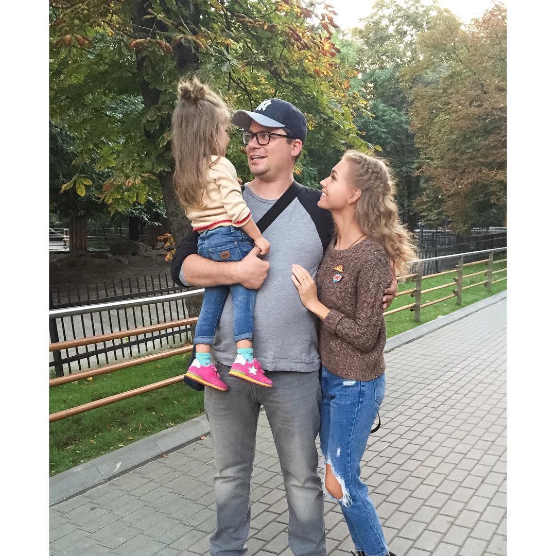 Кристина Асмус опубликовала умилительное семейное фото с подросшей дочерью 