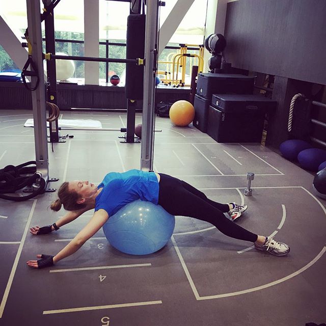 Альбина Джанабаева продемонстрировала стройную фигуру в зале