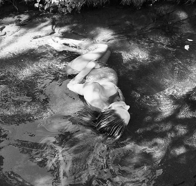 Смело: беременная Кэндис Свенйпол снялась обнаженной в воде