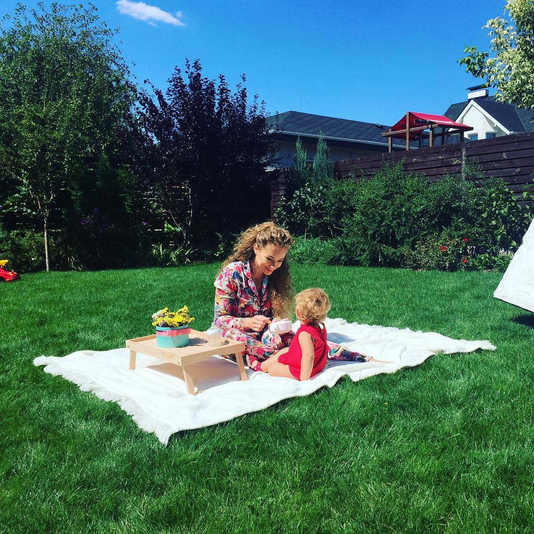 Словно солнце: Яна Соломко показала лицо кудряшки-дочери 