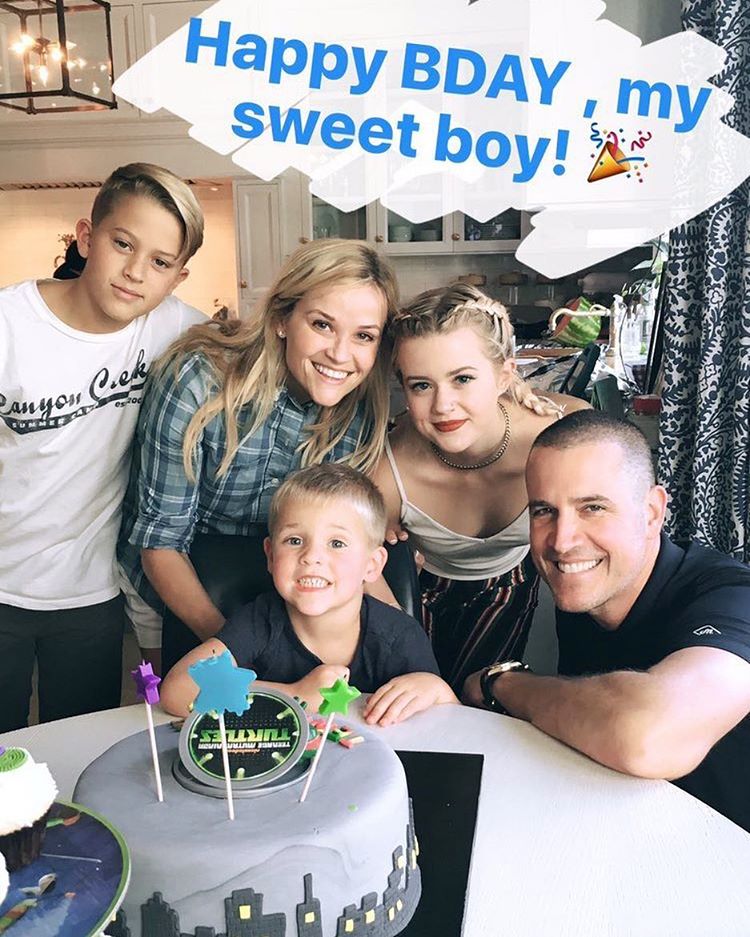 Риз Уизерспун опубликовала редкое семейное фото с любимым мужем и детьми